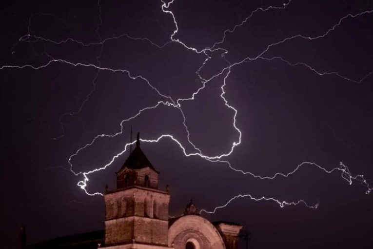 Espectaculars fotografies de Miquel Mulet de la tempesta de dia 1 i 2 de juny