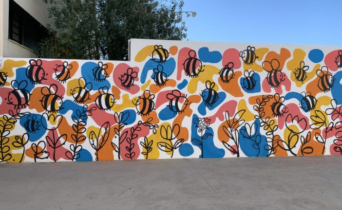 Un mural reivindica el paper dels pol·linitzadors a l’IES Damià Huguet