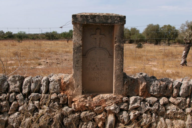 Dues làpides amb el  mateix nom, coincidència?