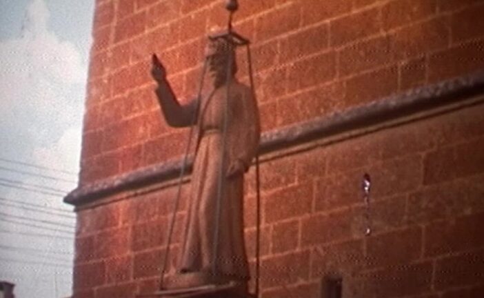 Pujada de Sant Julià al campanar de l'església de Campos l'any 1978