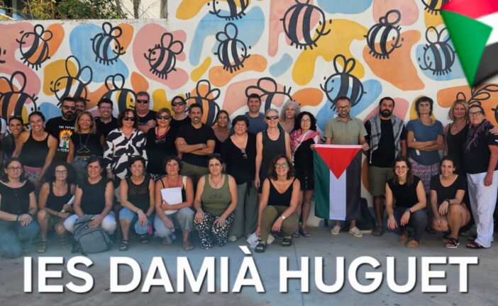 Concentració del professorat de l'institut en favor de Palestina